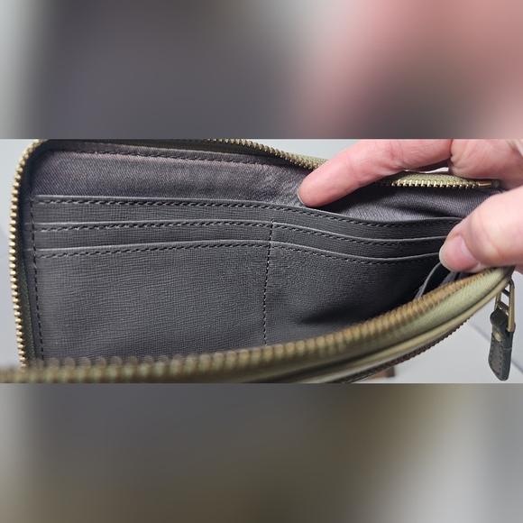 FOSSIL Zip Around Green Leather Clutch Wallet Wrist Strap - Picture 13 of 16